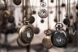 https://www.pexels.com/photo/assorted-silver-colored-pocket-watch-lot-selective-focus-photo-859895/