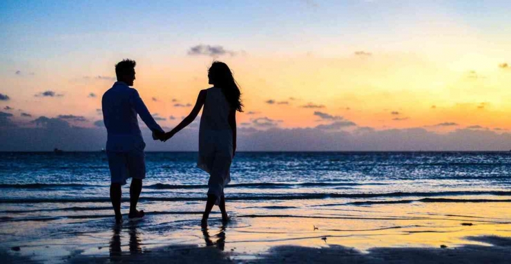 Sukacita pasangan muda di bawah sunset. Sumber Gambar: Tokopedia