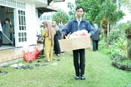 saya membawa sampah untuk dibuang ke tempat pembuangan/Dokpri