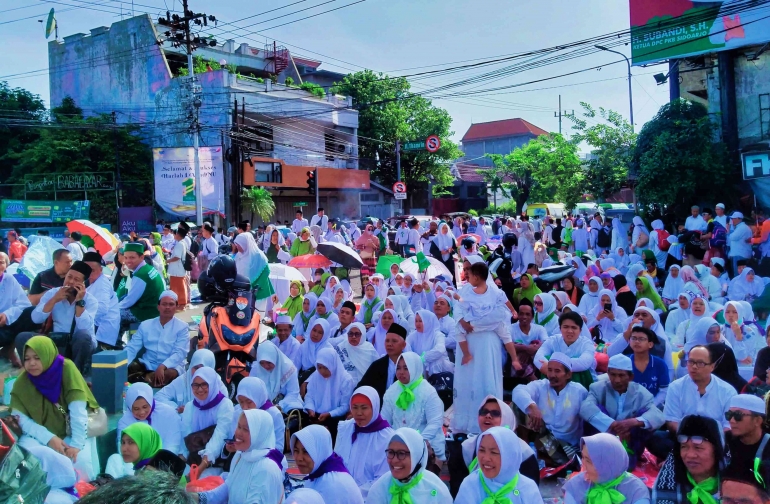 Ratusan Nahdliyyin memadati jalan (2KM) menuju stadion Gelora Delta Sidoarjo, Jawa Timur. Foto/Pecandu Sastra