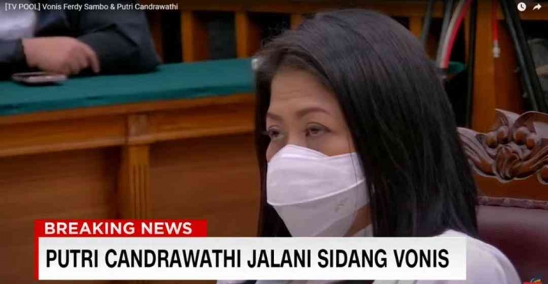 Ekspresi wajah Putri Candrawathi dalam sidang putusan vonis/ foto tangkapan layar dari Kompas TV 