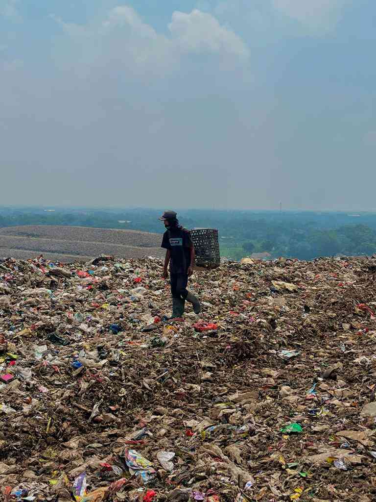 Gunung Sampah Bantar Gebang, Apa Saja Dari Kaki Hingga Puncaknya ...