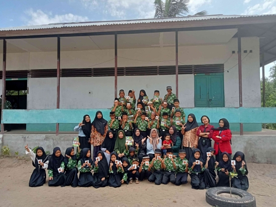Berfoto bersama siswa-siswi MI Sunan Ampel Ketapang setelah kegiatan selesai dilakukan. (Foto dok : Widiya/Yayasan Palung).