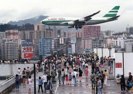 Cathay Pacific kala mendarat di bandara lama Kai Tak pada tahun 1990-an. Pendaratan yang selalu mendebarkan. Sumber: Frederic J.Brown/Getty images/www.atlasobscura.com