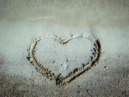 Ilustrasi sebuah gambar hati di pasir pantai. | Dok. dimitrisvetsikas1969 Via Pixabay.com