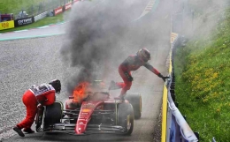 Carlos Sainz meloncat dari mobilnya yang terbakar CREDIT: JAMES MOY (telegraph.co.uk)