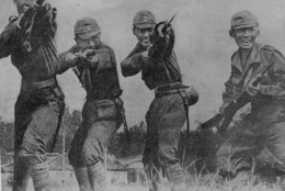 Pemuda-pemuda Indonesia yang menjadi tentara sukarela PETA sedang berlatih, September 1943. Sumber: ANRI, NIGIS No. 358