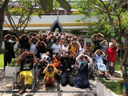 Foto bersama pengurus OSIS SLH Labuan Bajo bersama orang jompo, kaum disabilitas, dan pengurus Rumah Kasih Kkottongnae. Sumber: dokumen milik pribadi