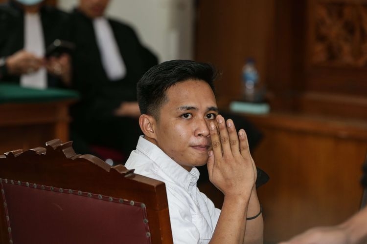 Terdakwa kasus dugaan pembunuhan berencana terhadap Nofriansyah Yosua Hutabarat atau Brigadir J, Richard Eliezer menjalani sidang vonis di Pengadilan Negeri Jakarta Selatan, Rabu (15/2/2023).(KOMPAS.com/KRISTIANTO PURNOMO)