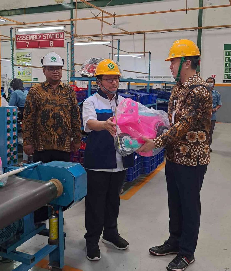  Dirut PT SHP Hary Tio (kanan) menunjukkan mainan anak kepada Kepala BSN Kukuh S. Achmad (tengah)/dokpri