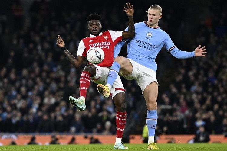 ilustrasi: Gelandang Arsenal, Thomas Partey, berduel bersama striker Manchester City, Erling Haaland. (Foto: AFP/OLI SCARFF via kompas.com)