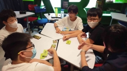 Para Siswa Bermain Board Game untuk Asah Kemampuan Komunikasi (Sumber: dokumentasi pribadi)