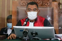 Ketua majelis hakim Wahyu Iman Santosa memimpin sidang kasus pembunuhan berencana terhadap Nofriansyah Yosua Hutabarat di Pengadilan Negeri Jakarta Selatan.(KOMPAS.com/KRISTIANTO PURNOMO) 