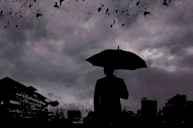 Ilustrasi gambar: seseorang yang membawa payung ditengah cuaca mendung. Via Pixabay.com