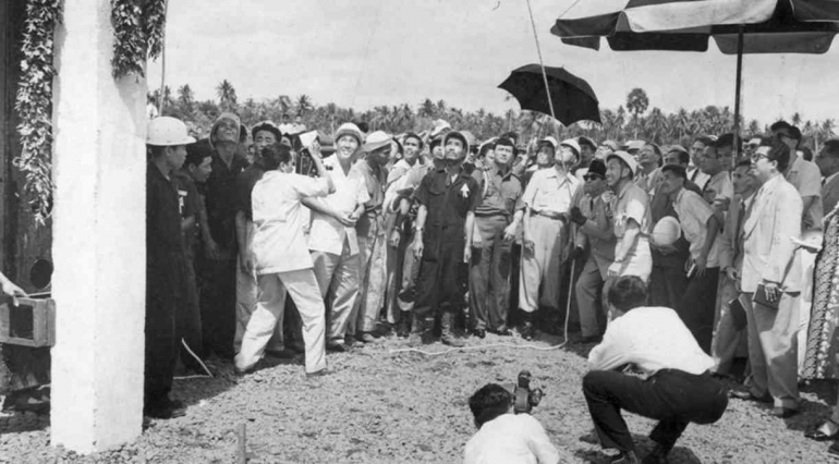 Pemancangan Tiang Pertama Stadio Utama Senayan oleh Presiden Sukarno, 8 Februari 1960, Sumber: ANRI, Kempen Jakarta No. 620208 FL 1