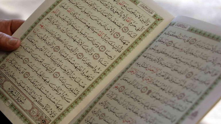 Al Quran, kitab suci umat Muslim yang penuh dengan petunjuk dan hikmah kehidupan.