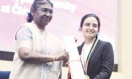 Hanaya Nisar (kanan) menerima penghargaan Pradhan Mantri Rashtriya Puraskar dari Presiden India Droupadi Murmu. | Sumber: The Right News