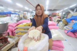 Pedagang di Pasar Ponorogo kesulitan mendapat beras. Foto by Jawa Pos Radar Ponorogo/Aji Putra