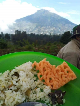 Menikmati nasi gono di persawahan Sumbing, Temanggung (Foto : Pak Andi Z.F)