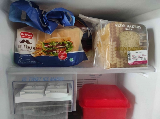 Penampakan roti yang ada dalam freezer. (Sumber via akun @widino)