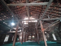 Masjid Tua Pasir Angin dengan tiang-tiang kayu penyangganya. Sumber : Dok. pribadi, 2022