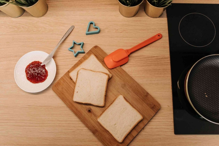 Roti tawar di atas meja. (Sumber Pexel | Foto oleh Pavel Danilyuk) 