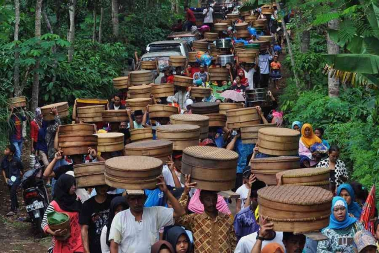 Tradisi Nyadran yang biasa dilakukan masyarakat Jawa Tengah | Foto: Panrb