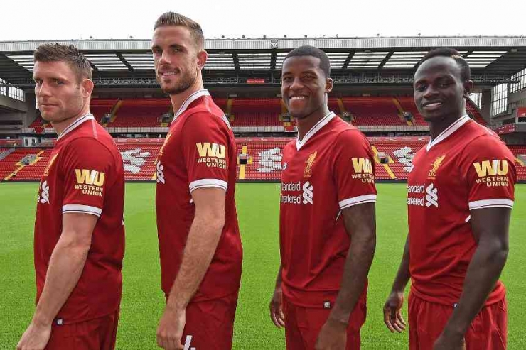 Liverpool dengan sleeve sponsor pertama mereka pada musim 2017-18. (Sumber: Premierleague.com)