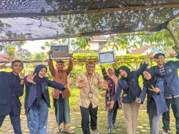 Pose bersama kepala KUA Jatiroto dan staf usai penyerahan cindera mata di green area KUA (sumber gambar : Hamim Thohari Majdi)