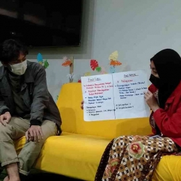 Azizah saat memberikan pengajaran di Rumah Amal Salman DKI Jakarta (Istimewa)