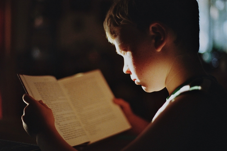 ilustrasi seorang anak belajar membaca. (sumber: pixabay.com/Sabrina Eickhoff)