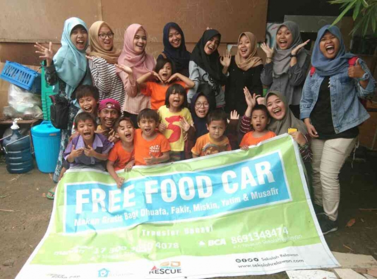 Azizah serta relawan berfoto ria bersama anak-anak di Kalimantan Tengah (Istimewa)