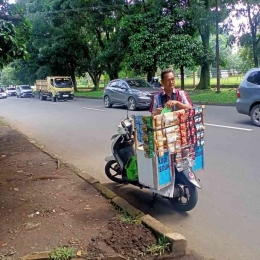 Penjual kopi seduh di atas sepeda motor (dokumen pribadi)