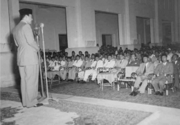 Presiden Sukarno berpidato pada peringatan Isra Mikraj di Istana Negara, 7 Mei, 1951. Sumber: ANRI, Kempen Jakarta 1951, No. 2475