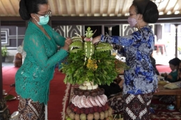 Proses pembuatan rangkaian Peksi Burak di Keraton Yogyakarta dalam perayaan Isra Miraj. Sumber: kratonjogja.id via Kompas.com