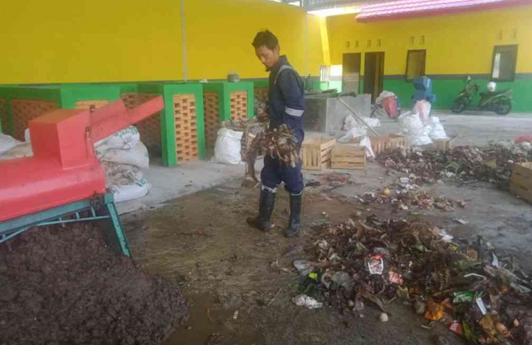 Foto Pekerja di TPST Karangrejo Bersatu sedang memasukkan sampah organikke dalam mesin pencacah untuk dijadikan kompos. Dok. pribadi