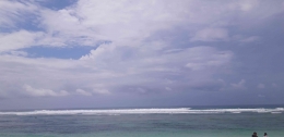 Tampak menantang ombak di pantai Pandawa Bali (sumber gambar: Hamim Thohari Majdi)