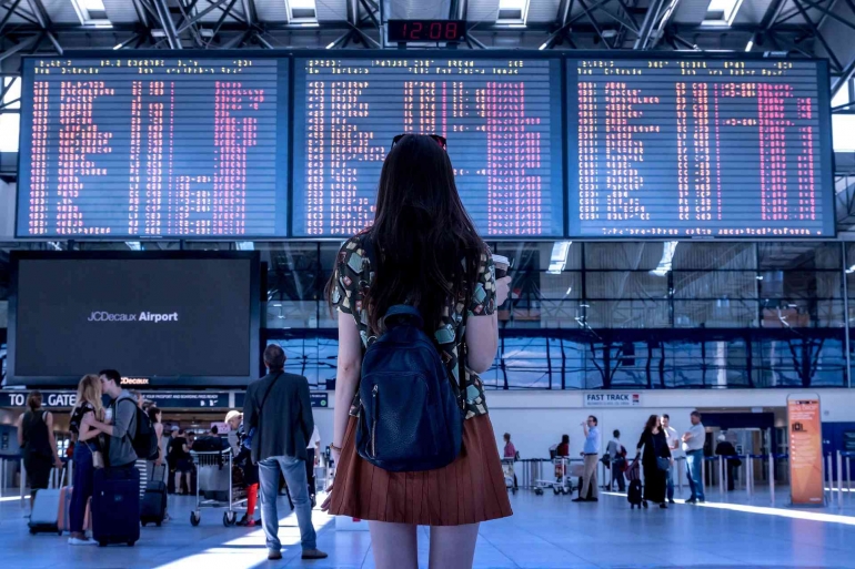 ilustrasi wanita solo backpacker berada di bandara. sumber : Pixabay/JESHOOTS-com