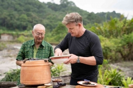 Gordon Ramsay dan William Wongso memasak rendang bersama. | Sumber: National Geographic/www.thejakartapost.com
