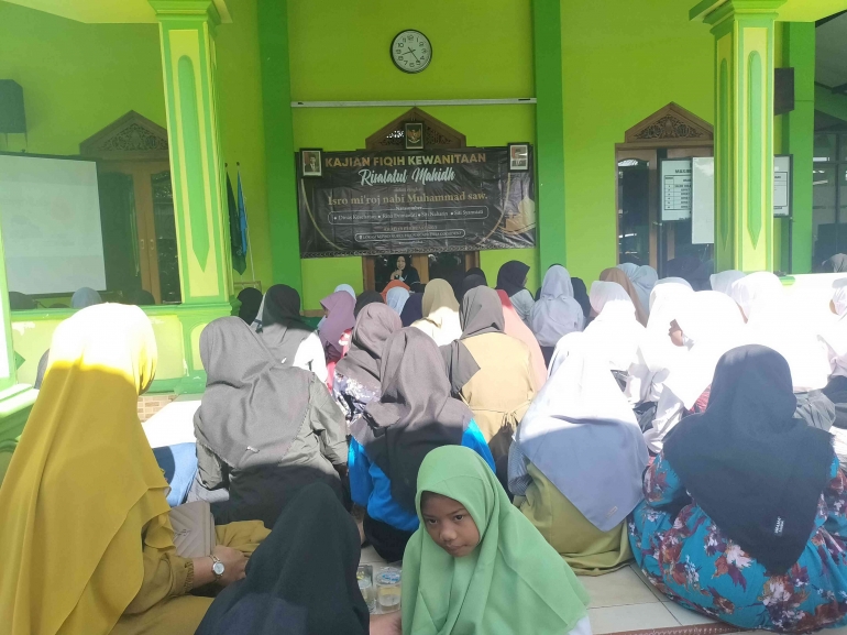 Ibu Sulikah nara sumber dari Dinas Kesehatan sedang memberikan materi | Foto: Siti Nazarotin 