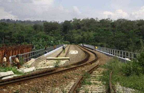 Jembatan Cisomang lama (kiri) dan Jembatan Cisomang Baru (kanan) (sumber: heritage.kai.id)