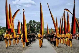 Image: Arak-arakan yang membawa Marawa sebagai lambang Luhak nan Tigo Minangkabau (Photo by Pasbana.com)