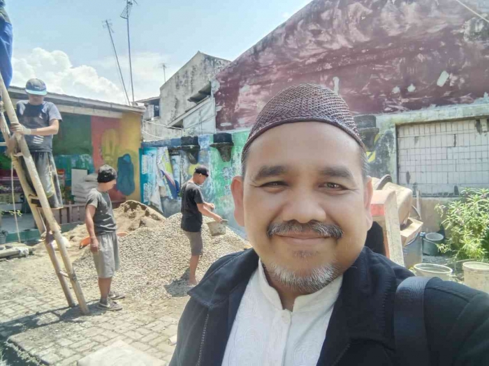 Omjay di depan madrasah/dokpri