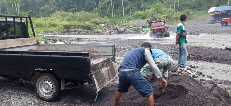 Para penambang pasir. Sumber: Dok Pri