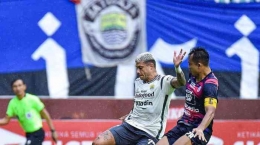 Pemain Persib Ciro Alves duel dengan pemain RANS (Sumber: tribunnews.com)