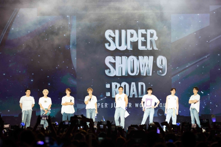 Foto: twitter @SJofficial Super Junior tampil keren di hadapan para penggemar saat konser Super Show 9 di Peru (11/02/23)