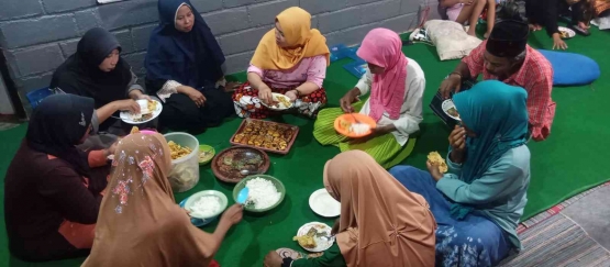 Kegiatan salah satu kelompok kecil Kopwan SR dalam Pelatihan dan Keterampilan Pengelolaan Makanan Piscok (dokpri)