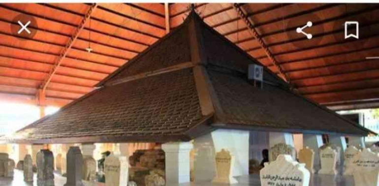 Rombongan melakukan tahlil dan doa di Makam Sunan Bonang (foto : dokpri)