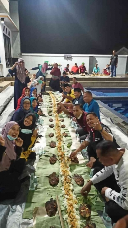 Guru dan karyawan MTsN 4 Kota Surabaya dalam momen makan malam bersama, beralaskan daun pisang, lauk ikan gurami bakar dan urap-urap (foto : dokumen pribadi)