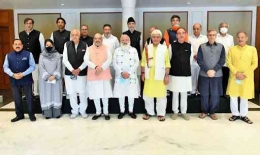 Perdana Menteri India Narendra Modi (lima dari kiri) berpose dengan para pejabat tinggi dari Jammu dan Kashmir. | Sumber: Asian Lite
